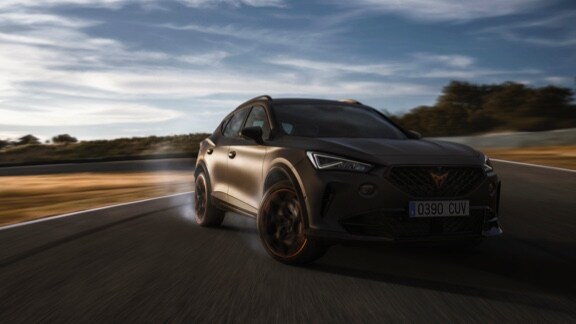 CUPRA Formentor VZ5 colore magnetic tech in strada
