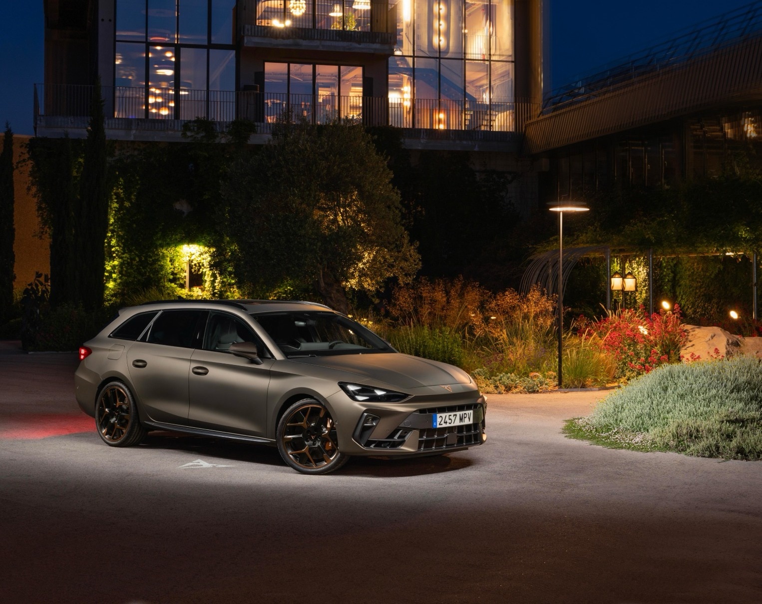 CUPRA Leon Sportstourer Business bista frontale trequarti