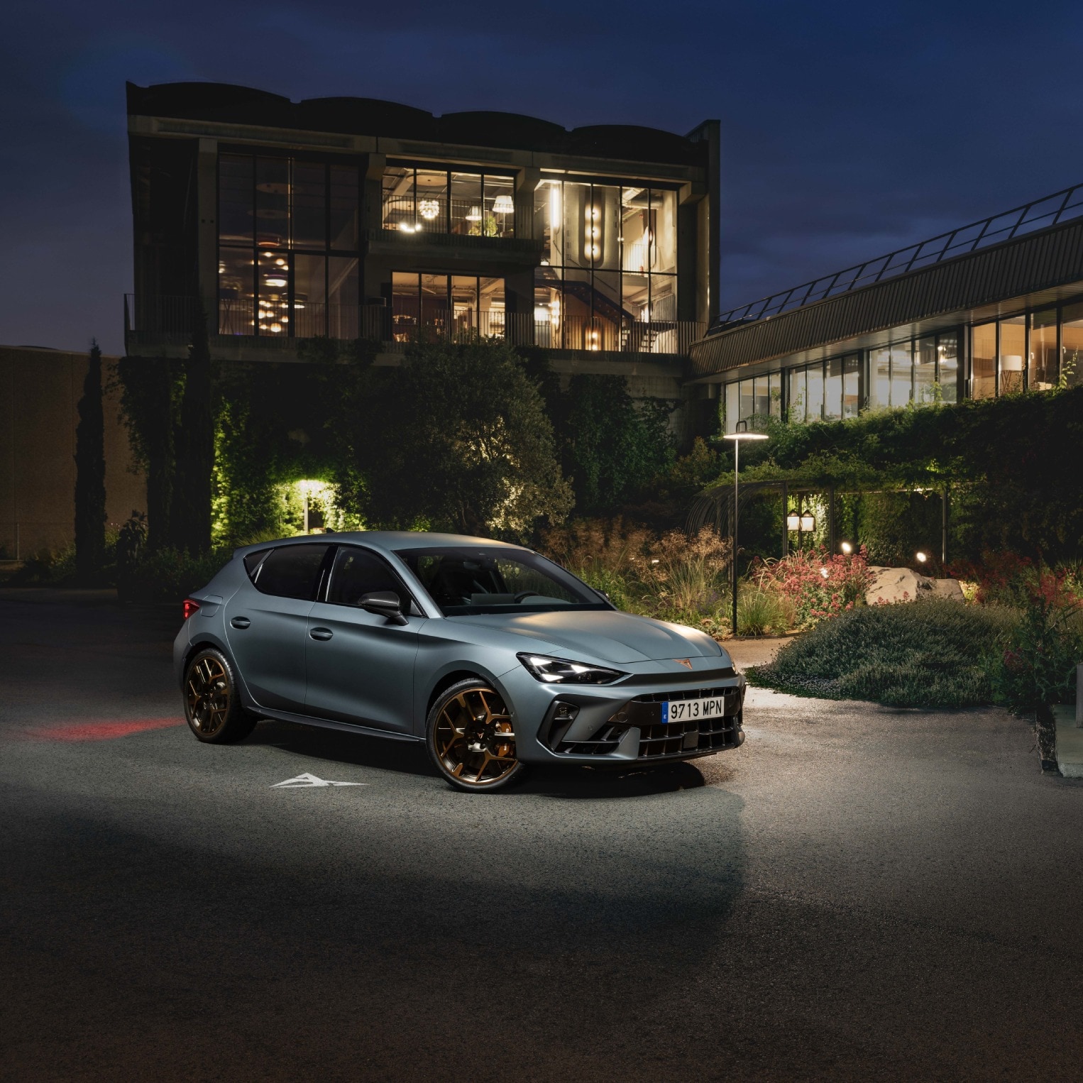 CUPRA Leon Edge vista trequarti frontale