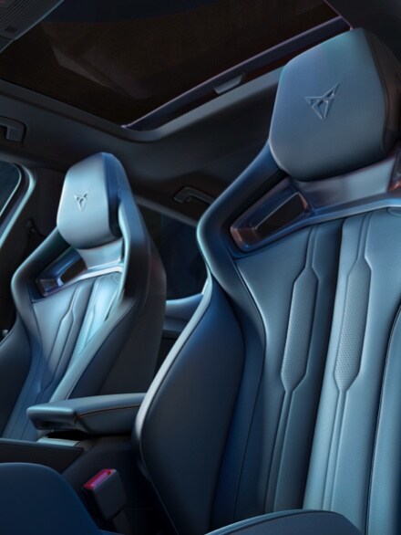    CUPRA Leon 5 Porte, sedili avvolgenti CUP Bucket in Petrol Blue opaco
