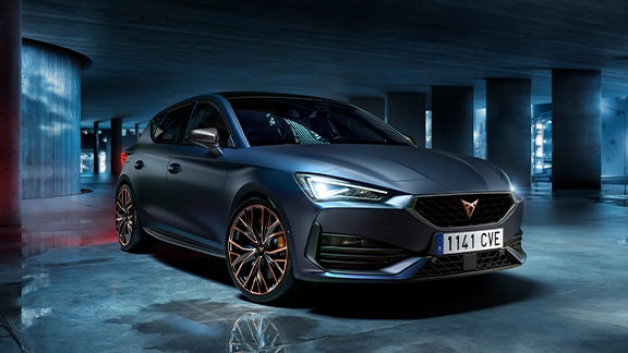 CUPRA Leon 5 Porte in Petrol Blue opaco con cerchi in lega color rame.