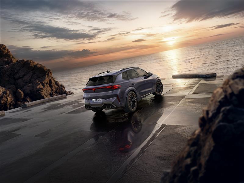 CUPRA Terramar con cerchi in lega e design sportivo, ripresa di spalle sull’asfalto bagnato in riva al mare.