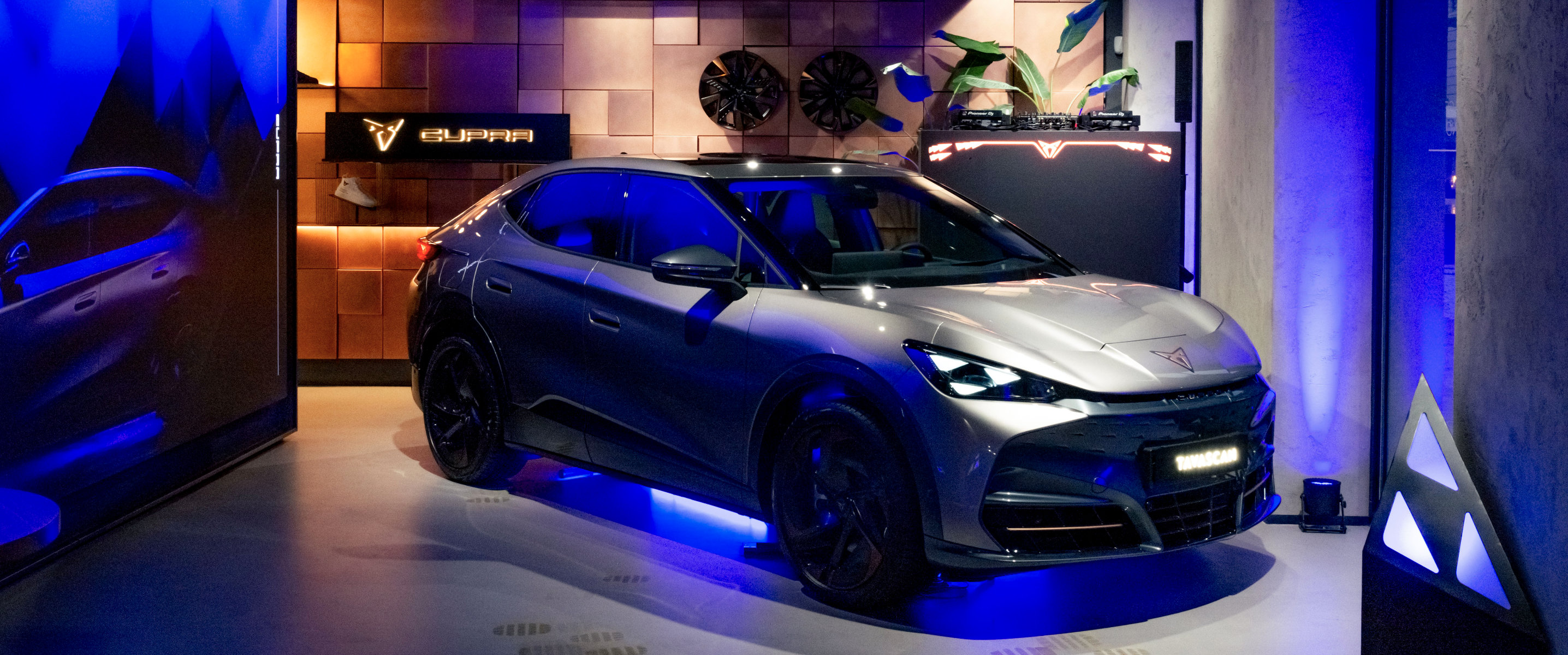 CUPRA Tavascan illumina Corso Como e il CUPRA Garage Milano