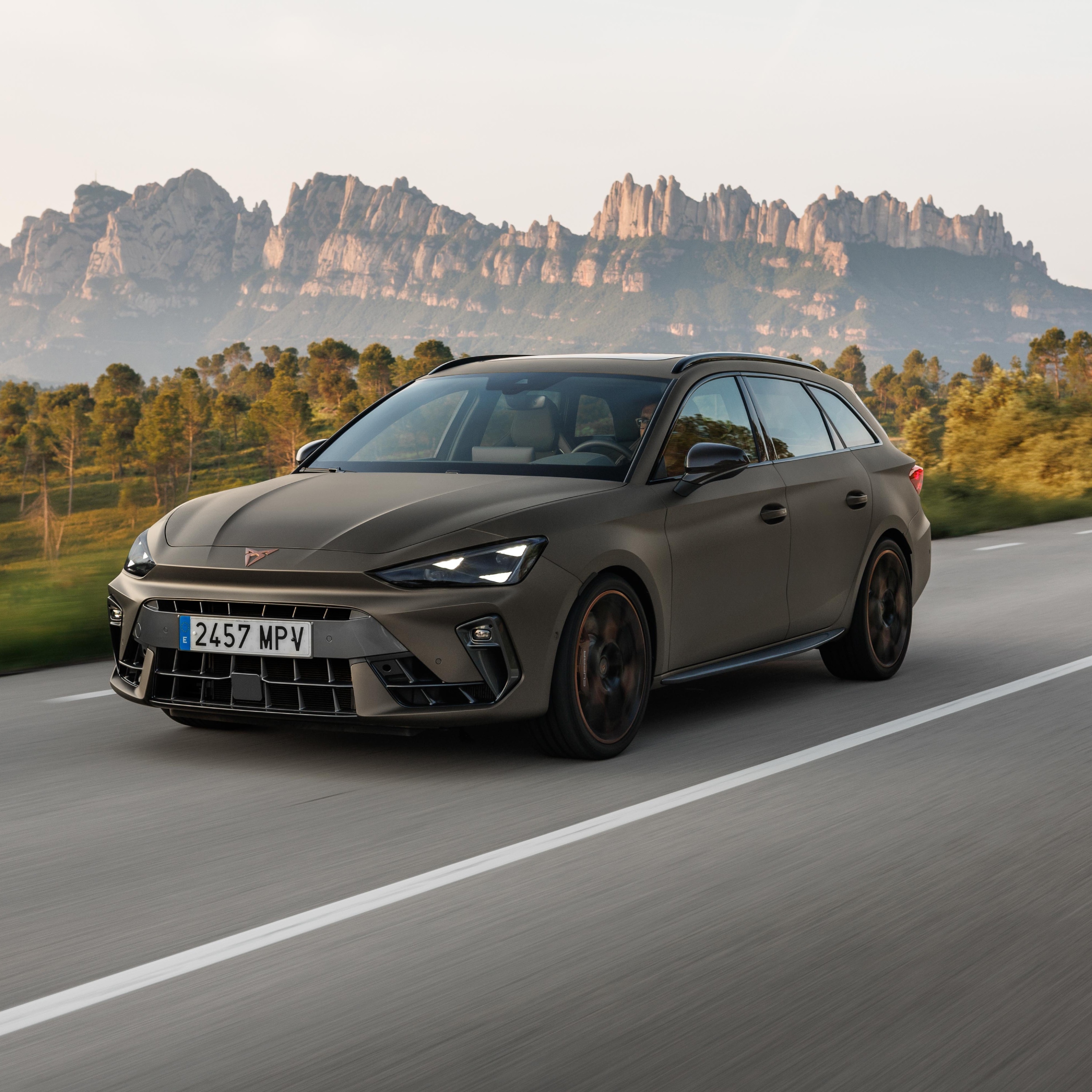 CUPRA Leon Sportstourer Business bista frontale trequarti