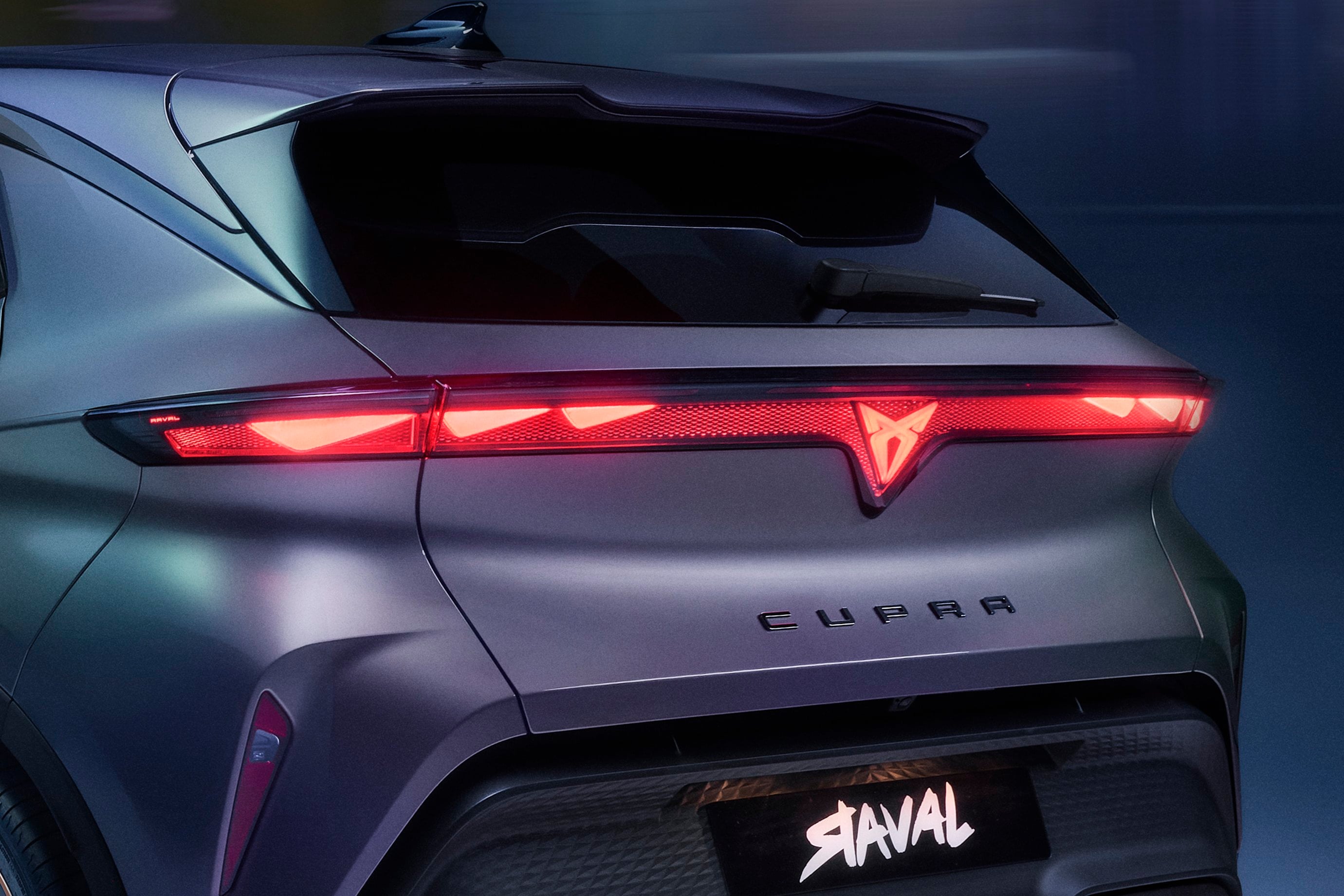 Posteriore CUPRA Raval con logo illuminato