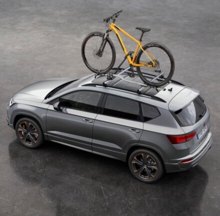 CUPRA Ateca con accessorio portabici posteriore al tetto