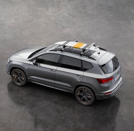 CUPRA Ateca con staffa per tavole da surf al tetto