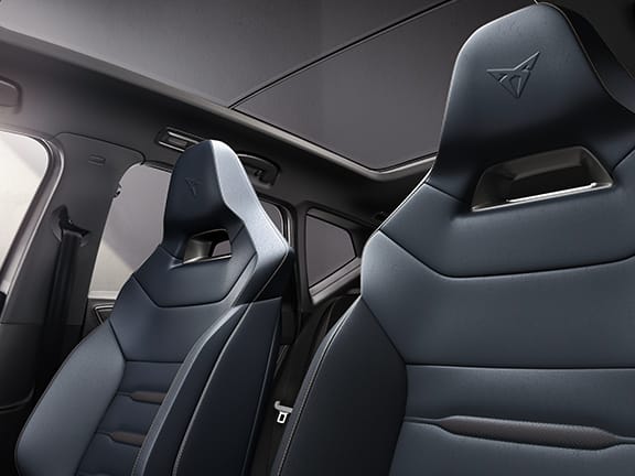 Sedili supersportivi avvolgenti in pelle tonalità Petrol Blue.