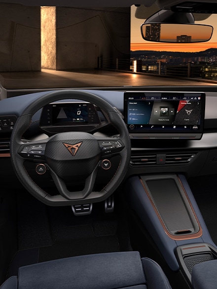 CUPRA Born vista interna della plancia con volante e schermo infotainment