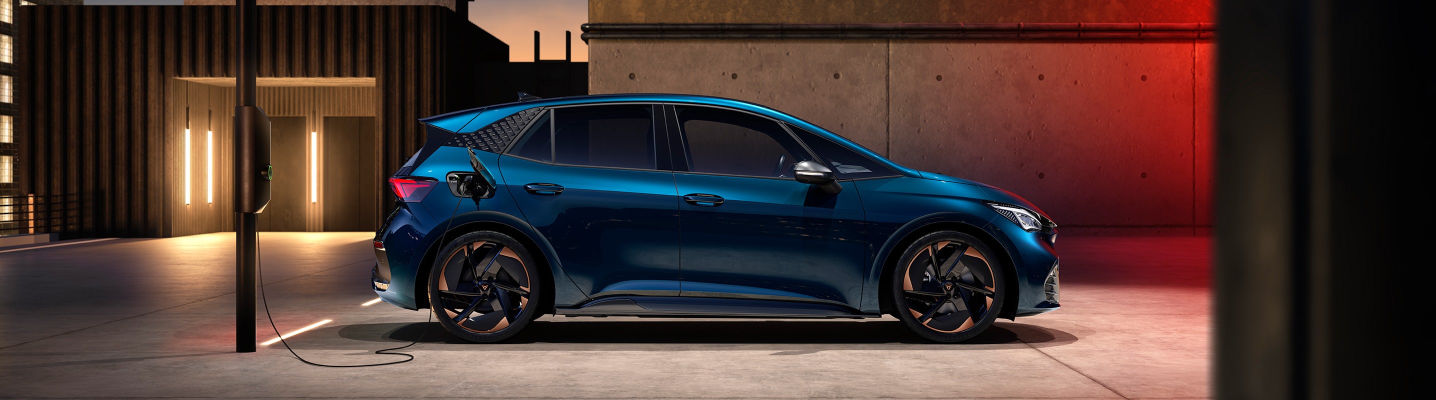Nuova CUPRA Born in Blu Aurora presso un punto di ricarica