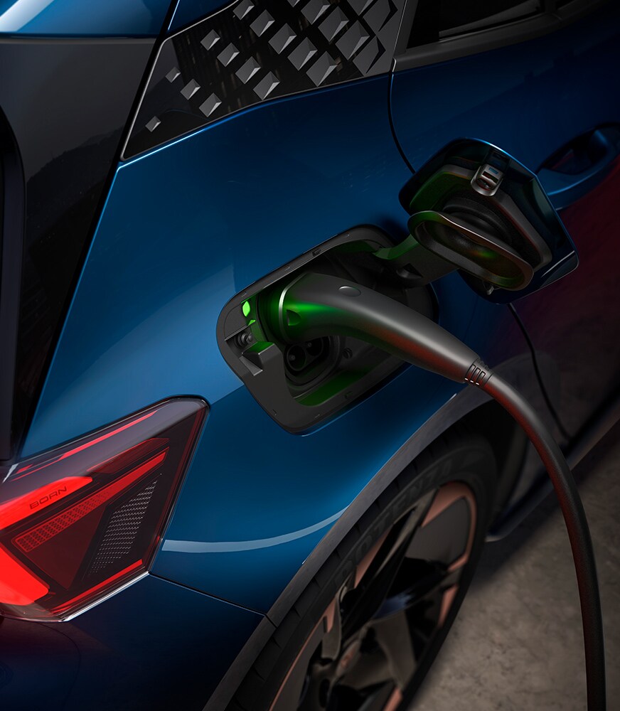 CUPRA%20Born%20colore%20Aurora%20blue%20in%20carica