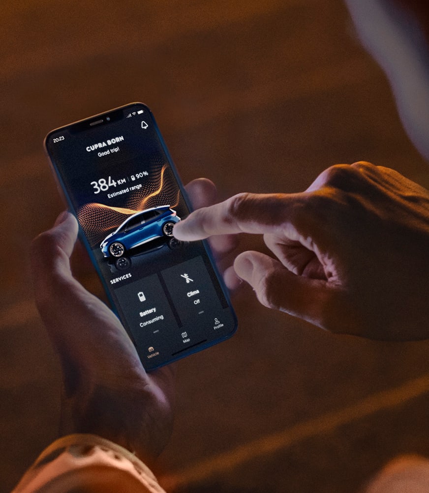 Donna%20che%20guarda%20il%20suo%20smartphone%20usando%20CUPRA%20CONNECT