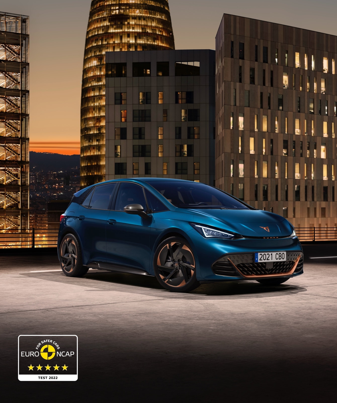 CUPRA Born Blu Aurora con ruote aero blizzard color rame e nero