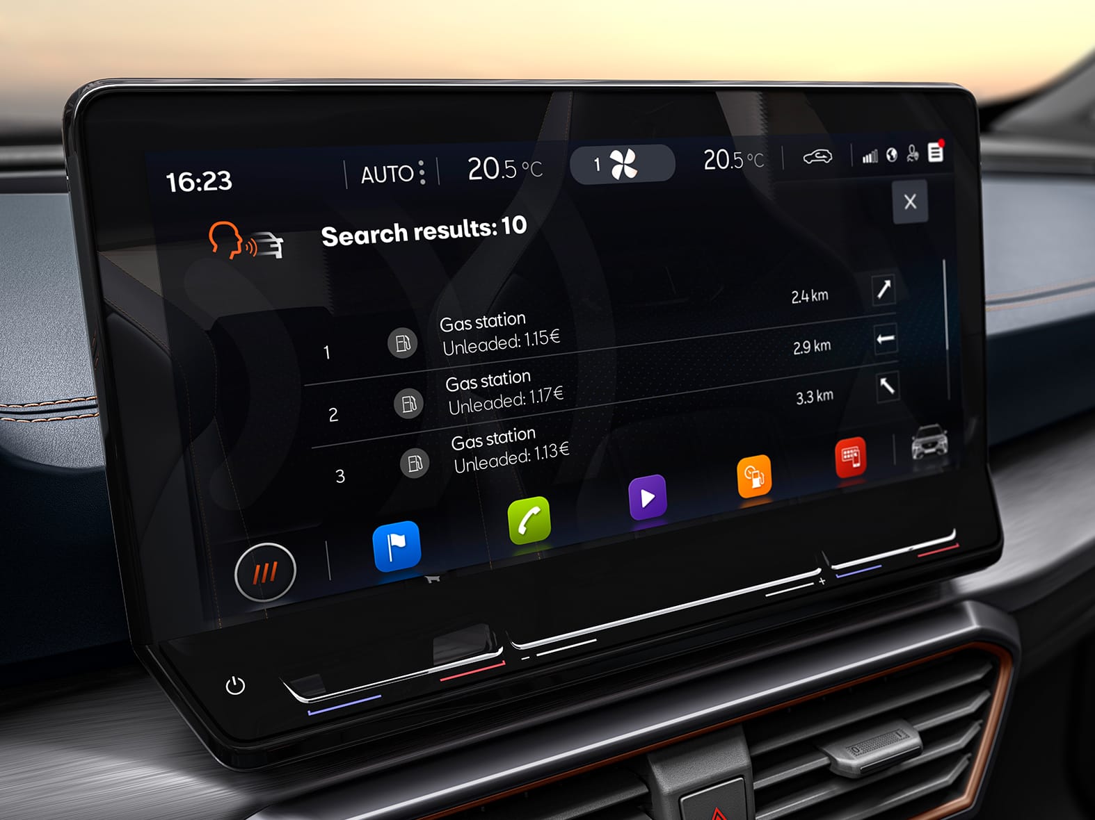 sistema di infotainment a comando vocale per individuare le stazioni di servizio e i prezzi più vicini