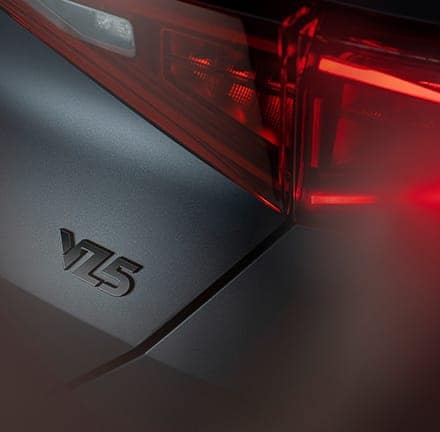 CUPRA Formentor VZ5 colore magnetic tech con logo