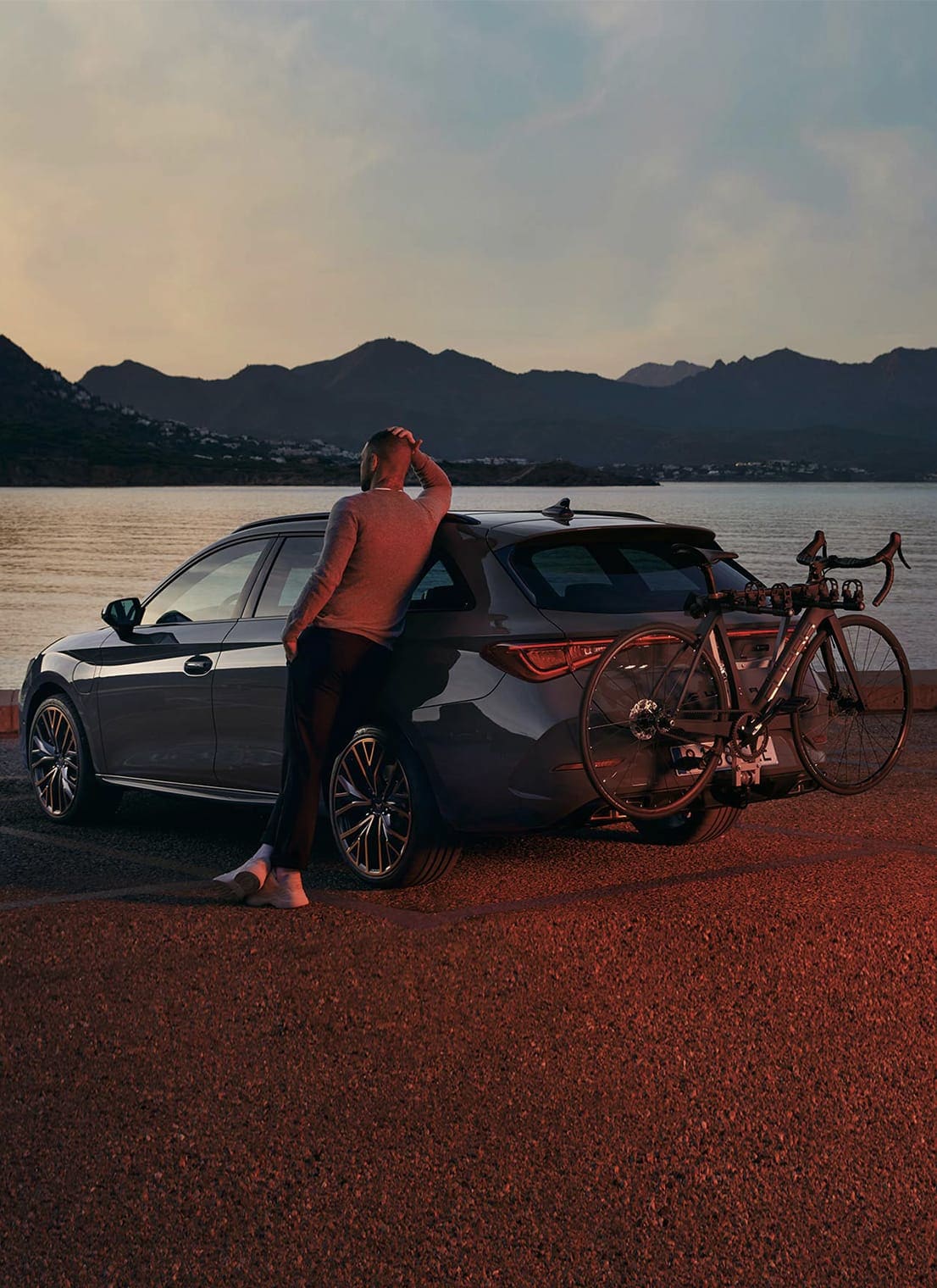 CUPRA Leon SP con portabici per staffa di traino