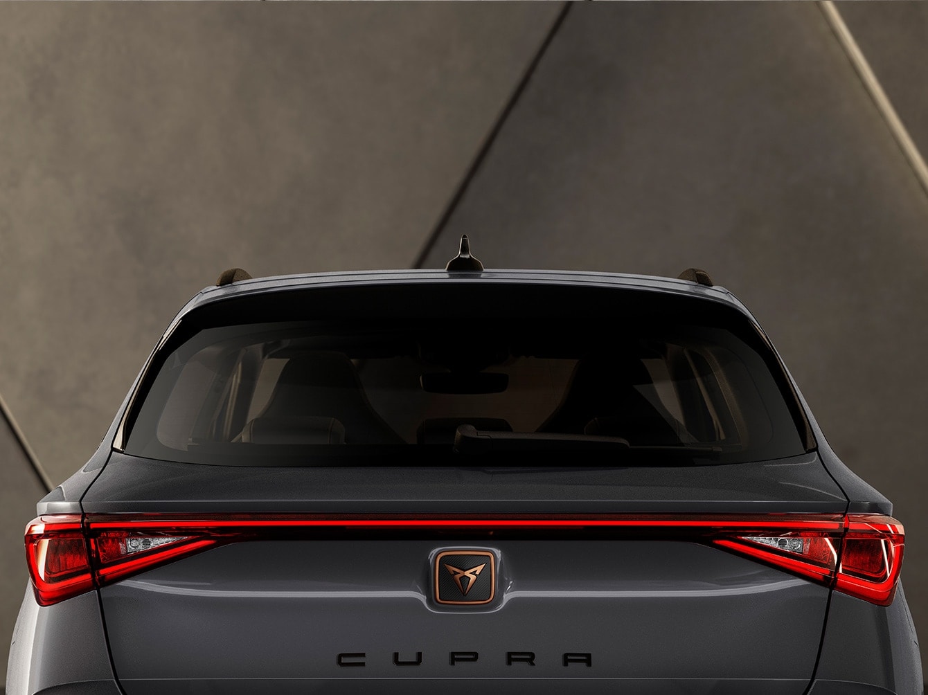 Fanale posteriore cost-to-coast della nuova CUPRA Leon Sportstourer e-HYBRID per la famiglia in grafene