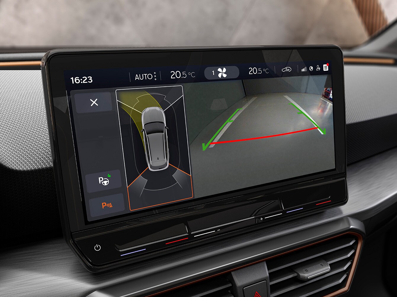 vista interna dell'auto sportiva familiare e del sistema di parcheggio autonomo della CUPRA Leon Sportstourer e-HYBRID Family