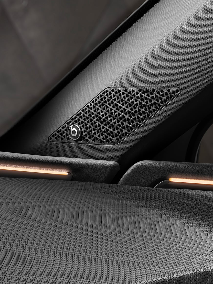 Casse BeatsAudio per la nuova CUPRA Leon Sportstourer e-HYBRID Family.  Vista interna dell'auto sportiva familiare