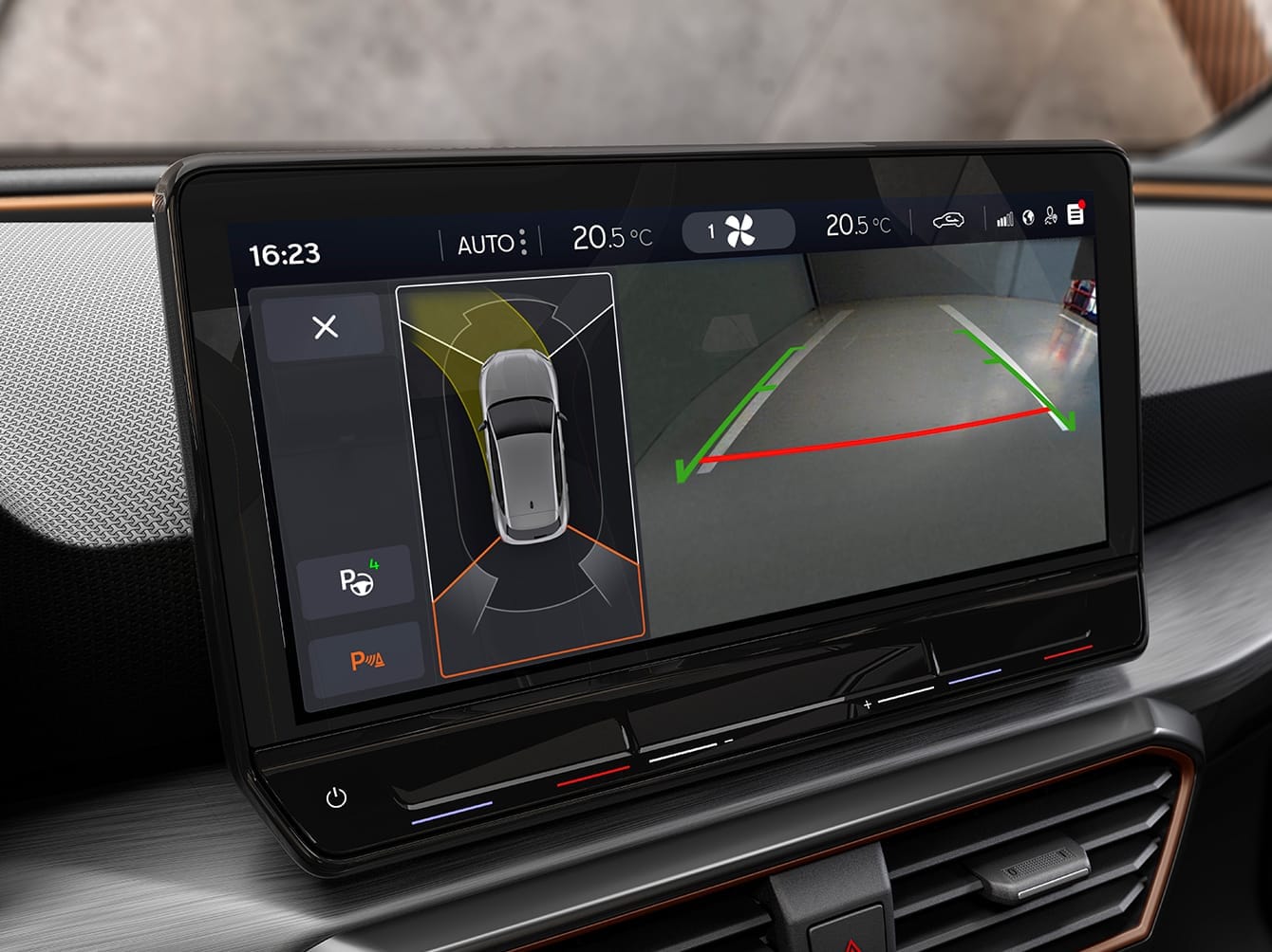 Sistema di parcheggio autonomo di nuova CUPRA Leon cinque porte e-HYBRID vista interna dell'auto