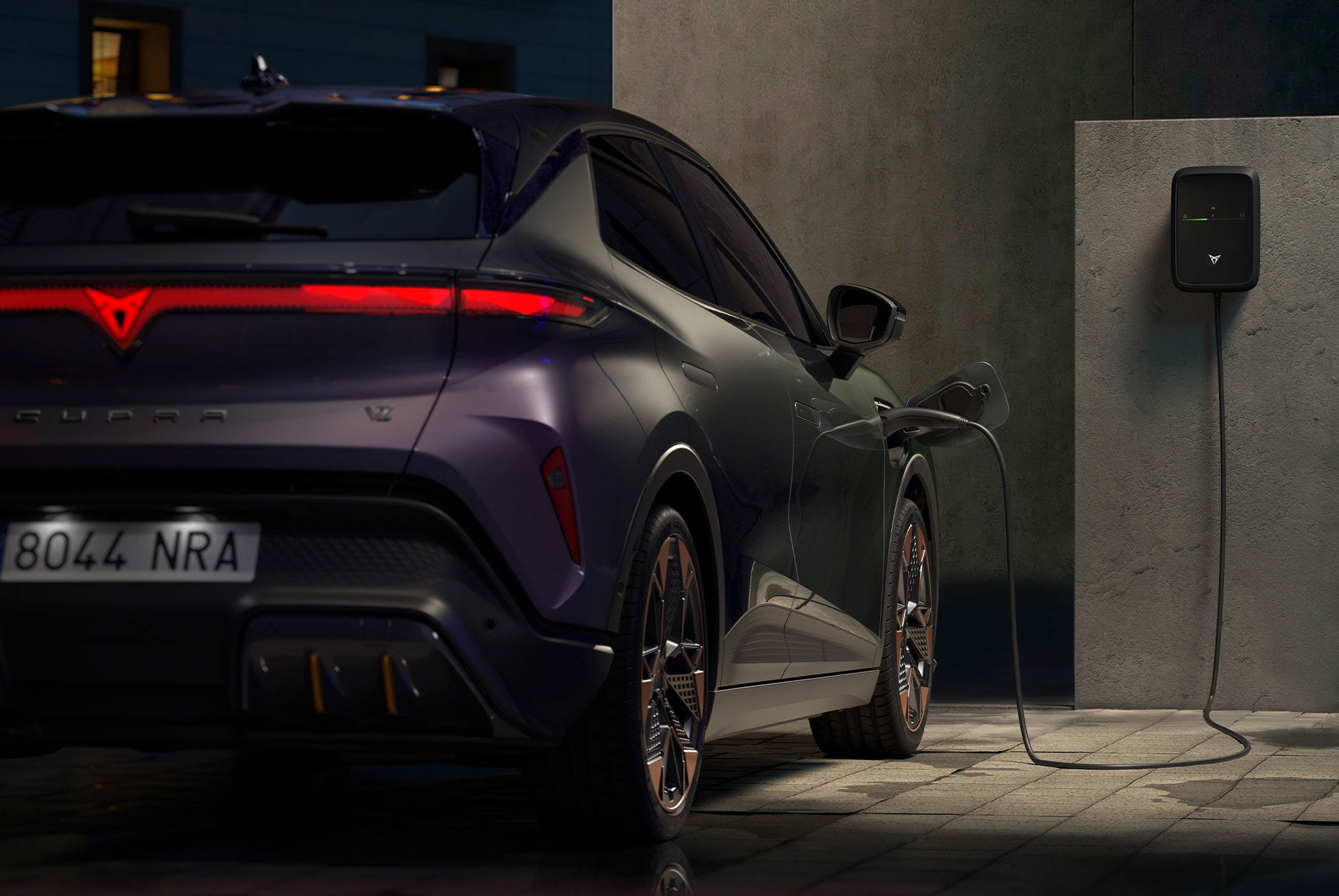 Vista posteriore della CUPRA Raval VZ, in ricarica da casa.