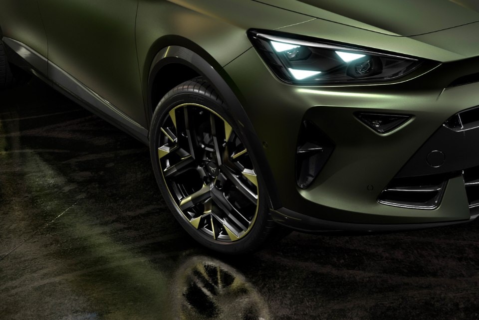 Primo piano dei cerchi in lega da 19” in Sulfur che aggiungono un tocco audace a CUPRA Formentor Tribe Edition. 