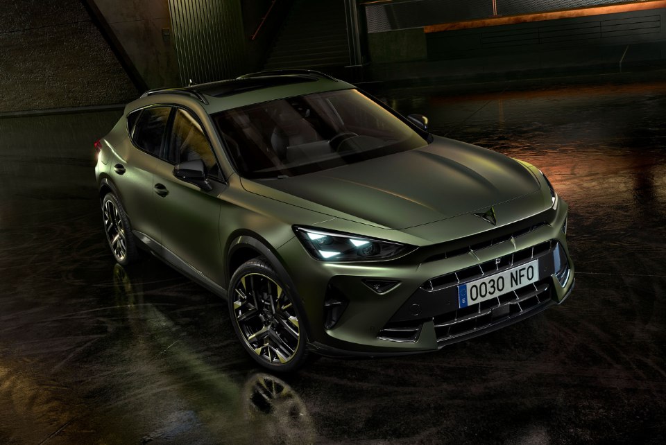 Formentor Tribe Edition parcheggiata in un contesto industriale che ne mette in risalto il colore manganese opaco. 