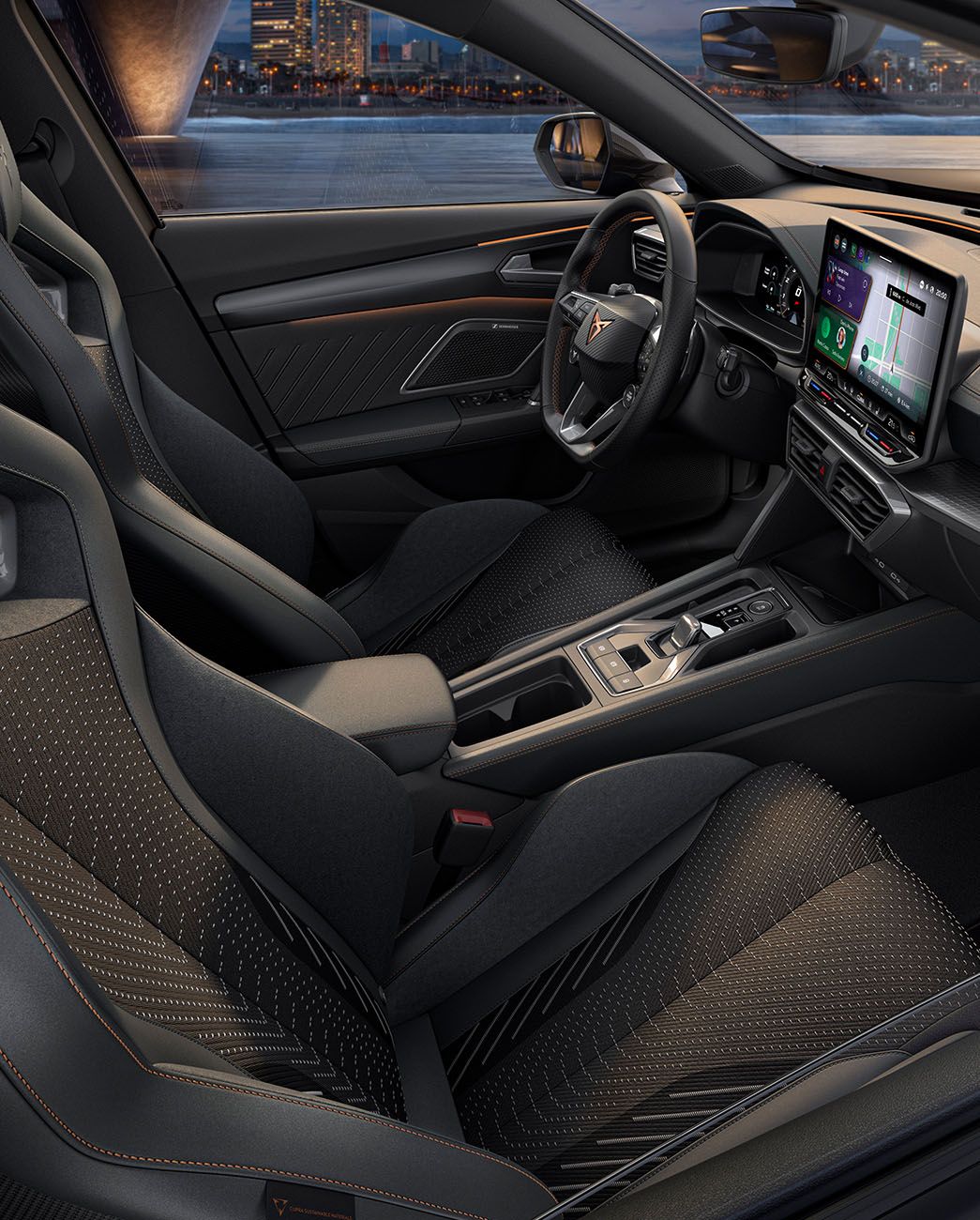 Vista interna della plancia della nuova CUPRA Formentor. L'abitacolo presenta sedili avvolgenti neri, dettagli e cuciture color rame, il sistema di infotainment e il volante con il logo CUPRA.