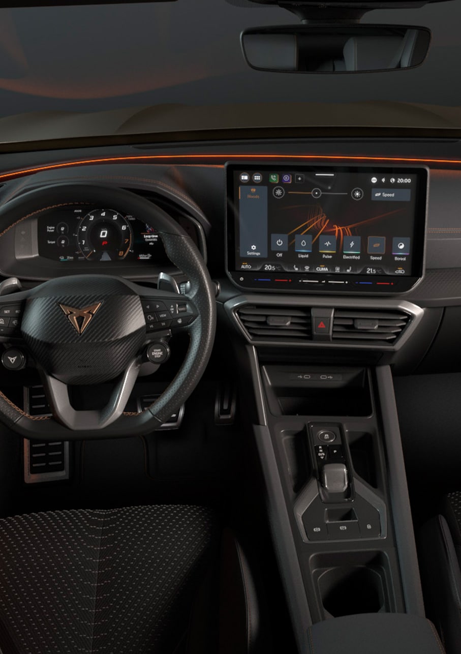 Tecnologia relativa all’equipaggiamento opzionale Edge della nuova CUPRA Formentor 2024: illuminazione ambiente e sistema di infotainment. Keyless Advanced, sistema antifurto e telecamera con vista posteriore.