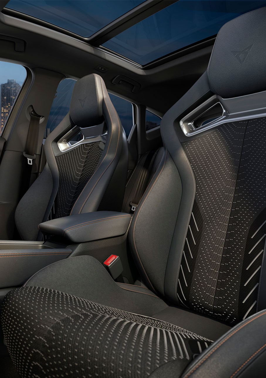 Design dell’abitacolo con equipaggiamento Extreme della nuova CUPRA Formentor 2024, plancia e area conducente, impianto frenante ad alte prestazioni, sedili avvolgenti CUP e modanature interne cromate scure. Include equipaggiamenti opzionali Intelligent Drive, Pure Performance e Immersive by Sennheiser™.