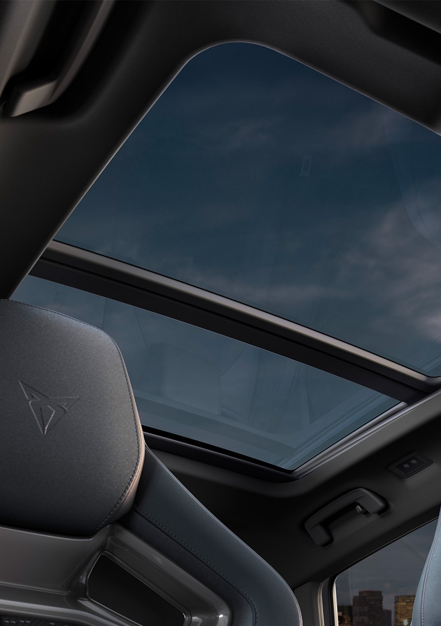 Equipaggiamento opzionale Skyline della nuova CUPRA Formentor 2024: tetto panoramico elettrico.