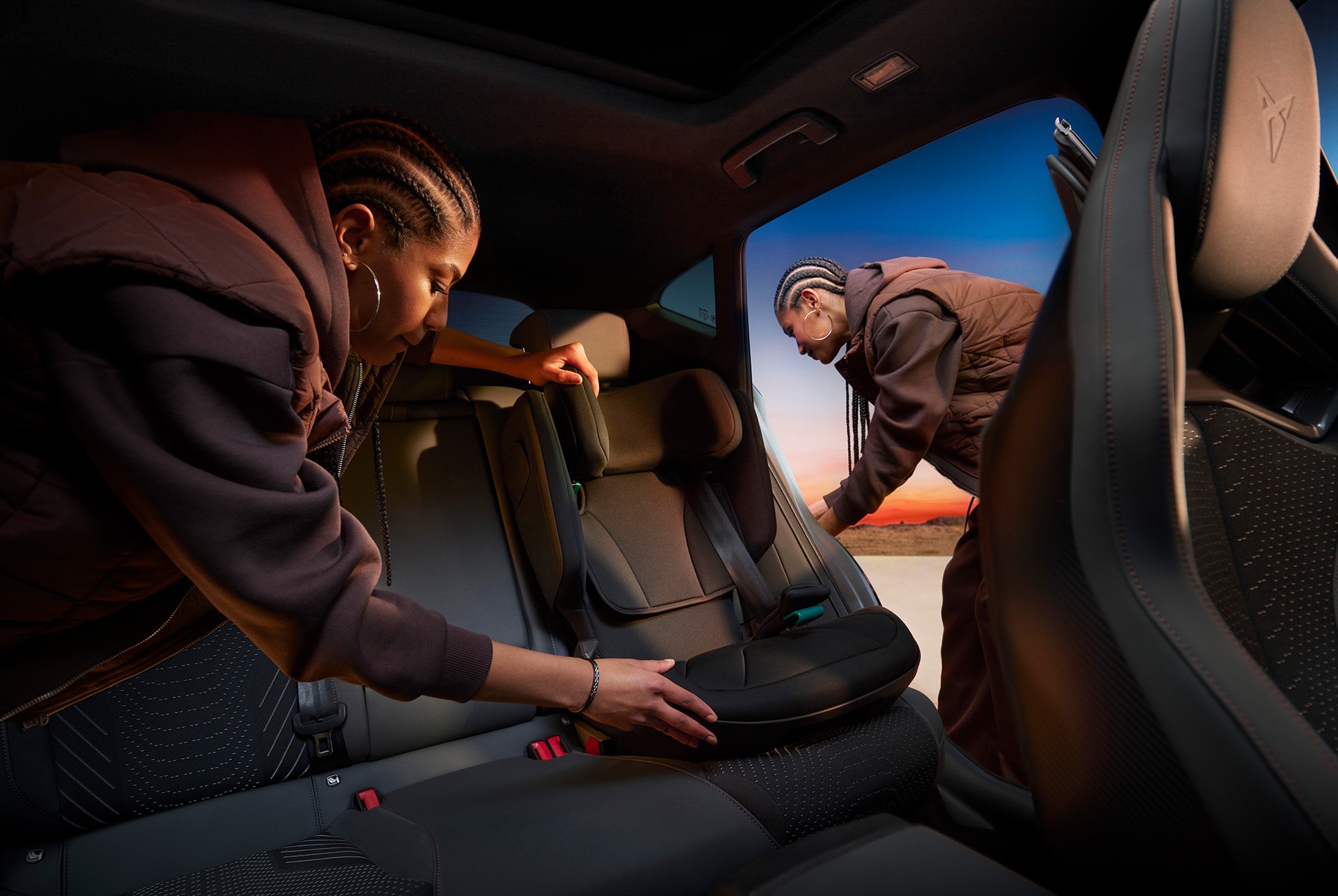 Interno della CUPRA Formentor, caratterizzato da un design raffinato, con seggiolino auto sul sedile posteriore.