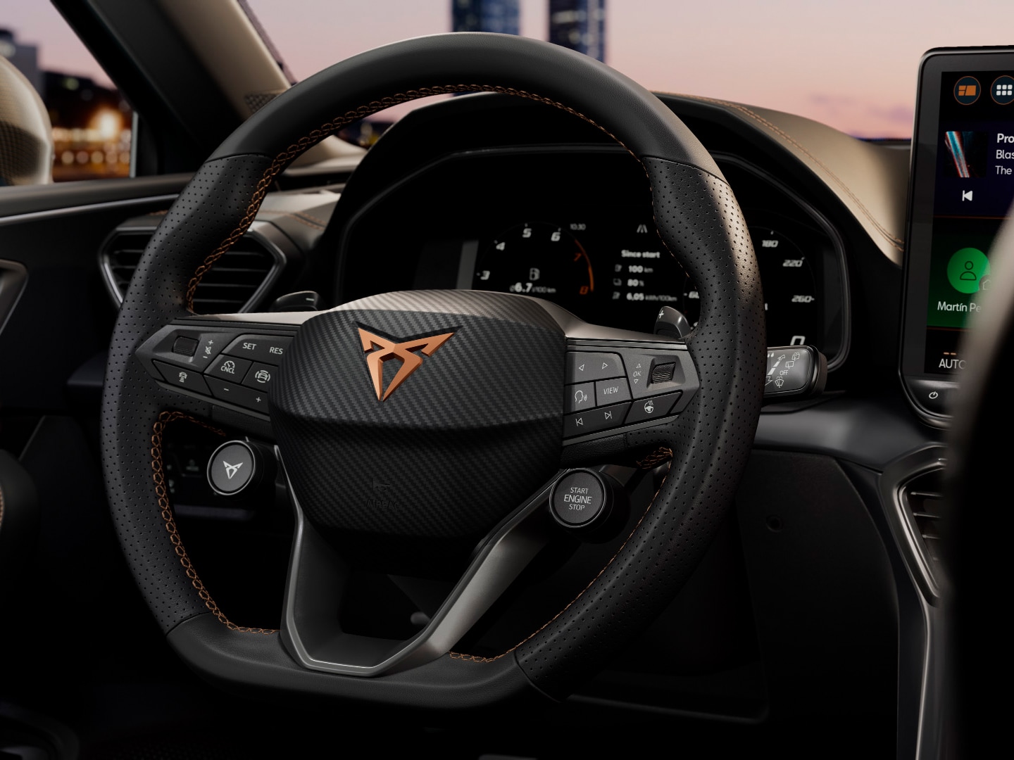 CUPRA Leon Sportstourer con Intelligent Drive Pack, che include Park Assist, funzione Pre-Crash e Lane Keeping, tra le altre tecnologie di sicurezza e assistenza.
