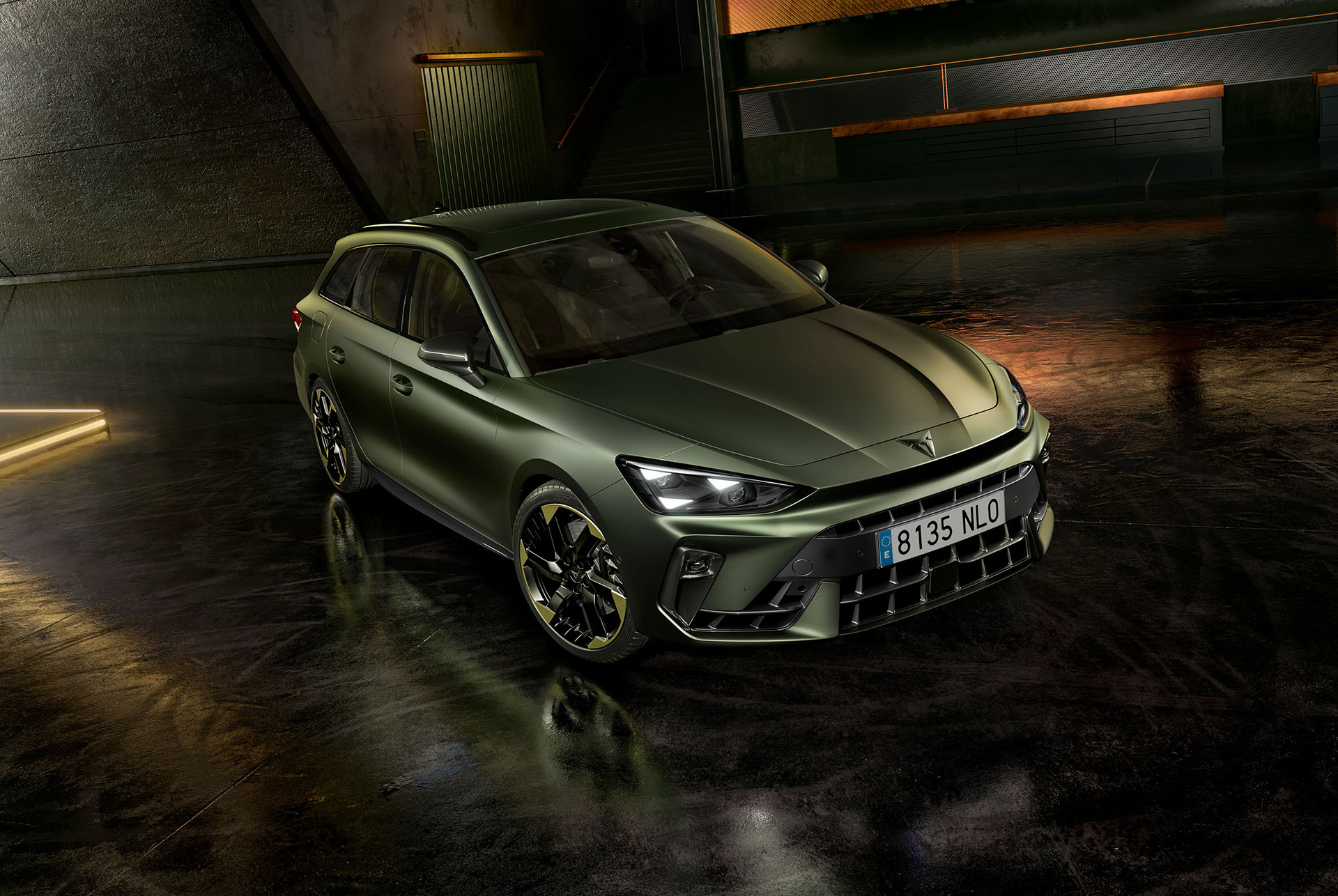 CUPRA Leon Sportstourer Tribe Edition parcheggiata in un garage scuro con giochi di luce.