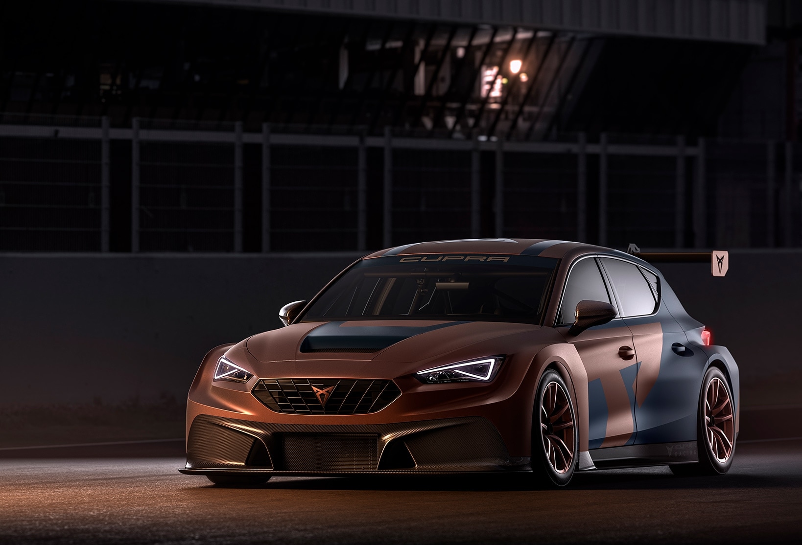 Auto da corsa Nuova CUPRA Leon Competición. Design esterni vista frontale e firma luminosa a LED