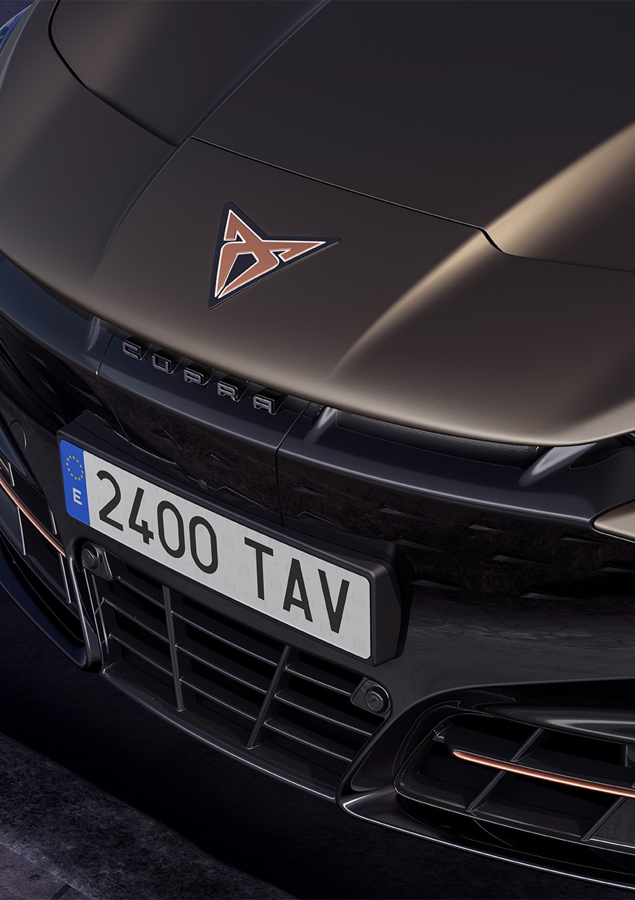 cupra tavascan 2025 auto color Century Bronze, ripresa aerea.