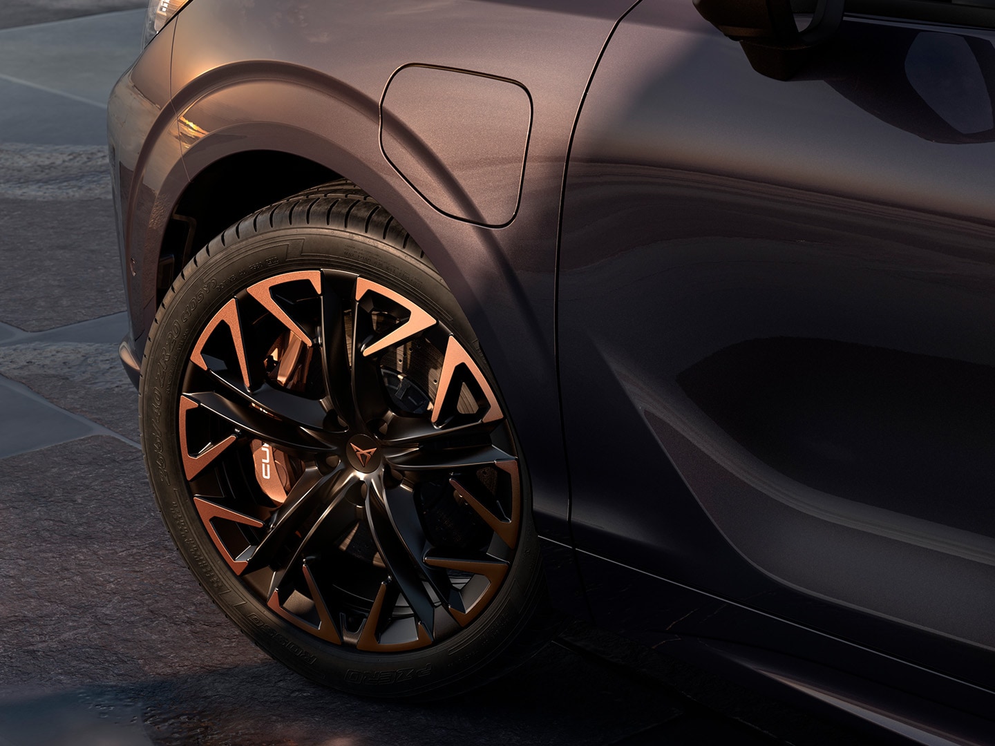 vista laterale del CUPRA Terramar con massima potenza frenante, parcheggiato sulla costa, che mette in risalto la vernice Dark Void e i suoi cerchi in lega Hadron Copper da 20".