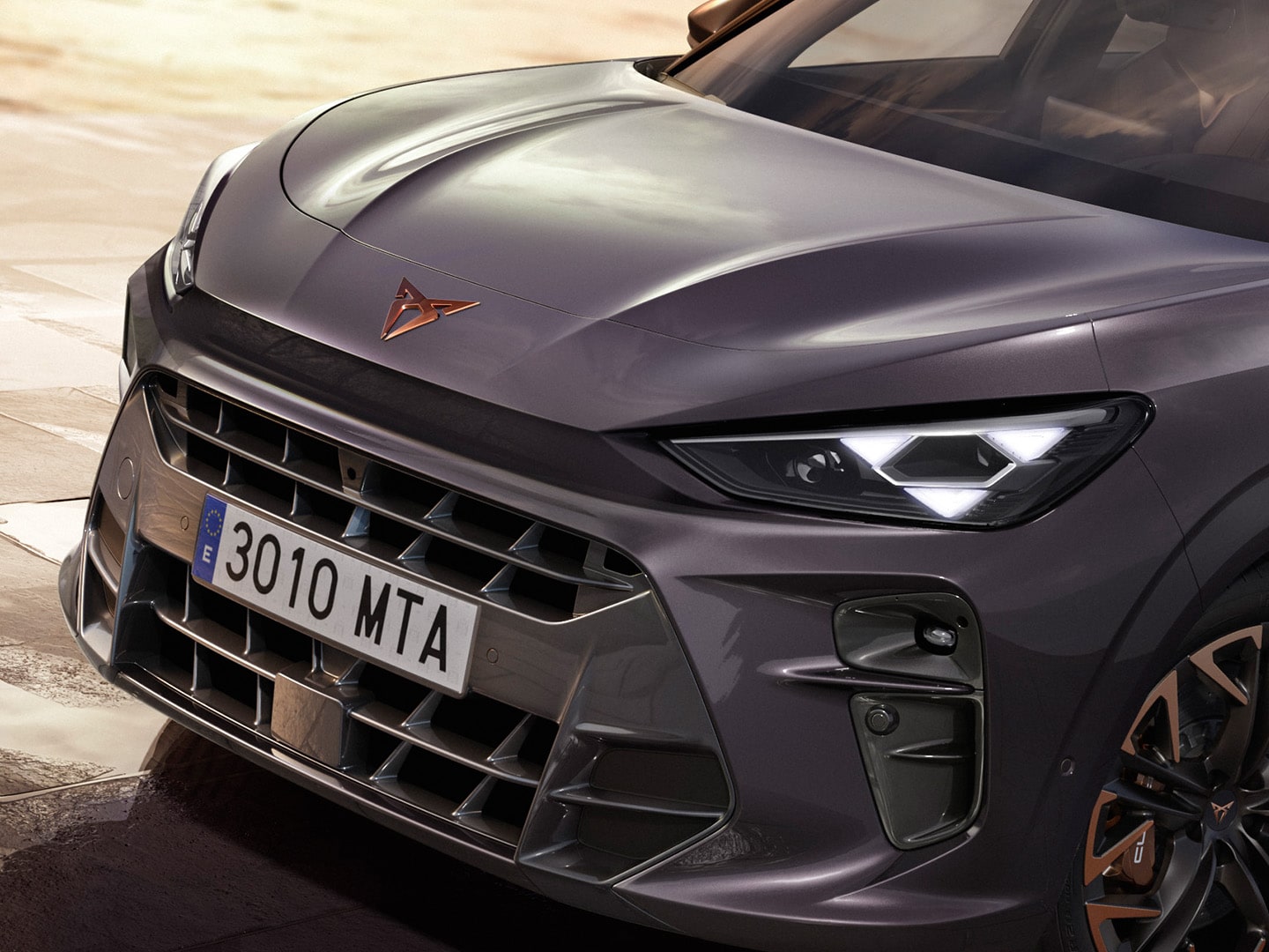 CUPRA Terramar con fari LED Ultra CUPRA Matrix e fari triangolari di nuova generazione.
