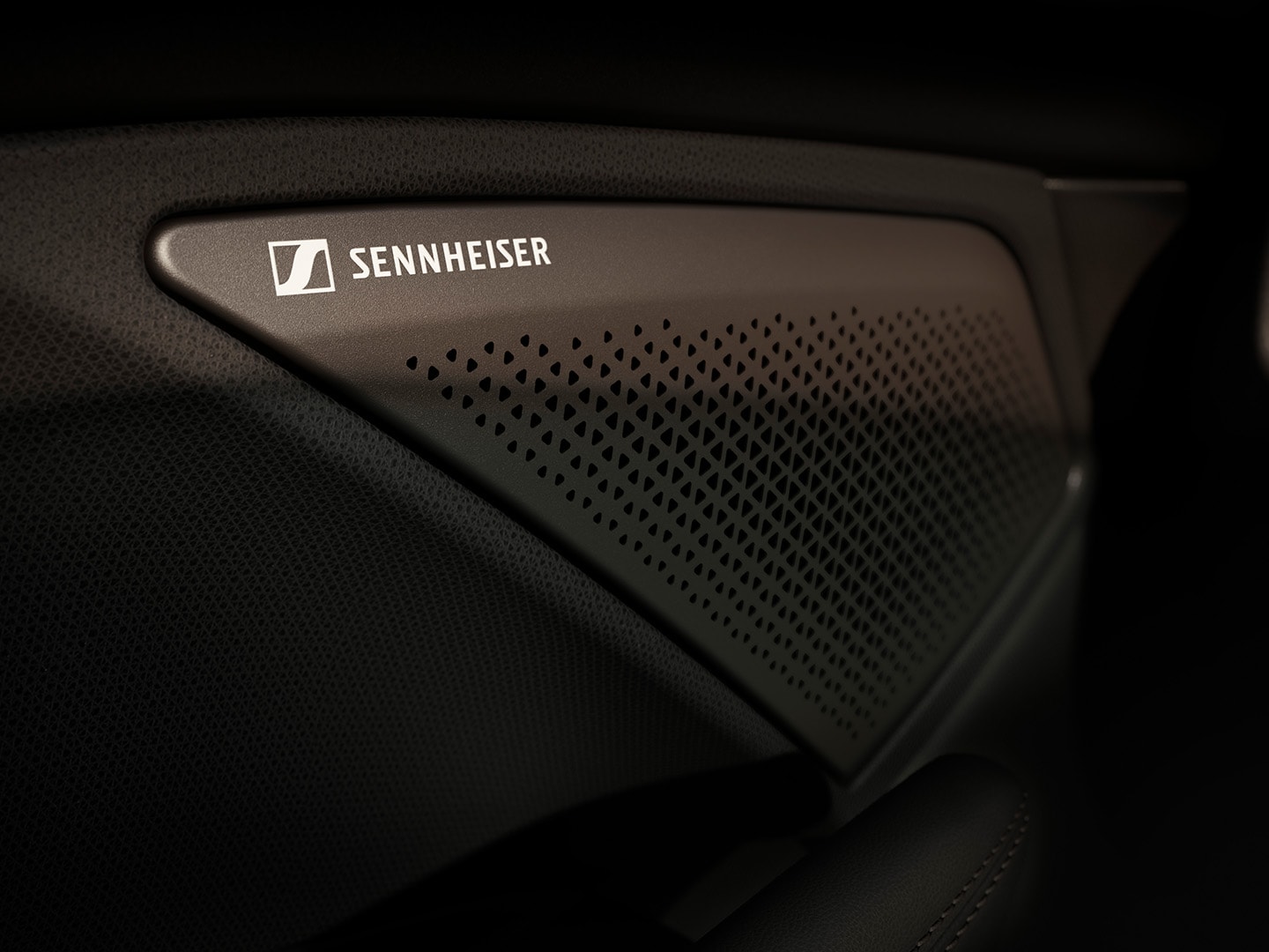 Sennheiser AMBEO Immersive Sound System ad alta fedeltà con 12 altoparlanti nel CUPRA Terramar che mostra il logo Sennheiser. Vista ravvicinata.