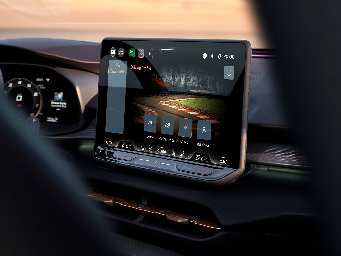 sistema di infotainment CUPRA Terramar 12,9" che mostra la nuova funzione Dynamic Chassis Control (DCC), che migliora la dinamica di guida con ammortizzatore adattivo.
