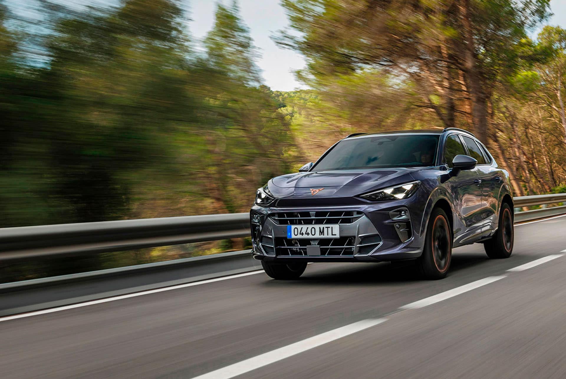 CUPRA Terramar in prova su strada, a dimostrazione delle sue prestazioni di sicurezza premiate con 5 stelle Euro NCAP.