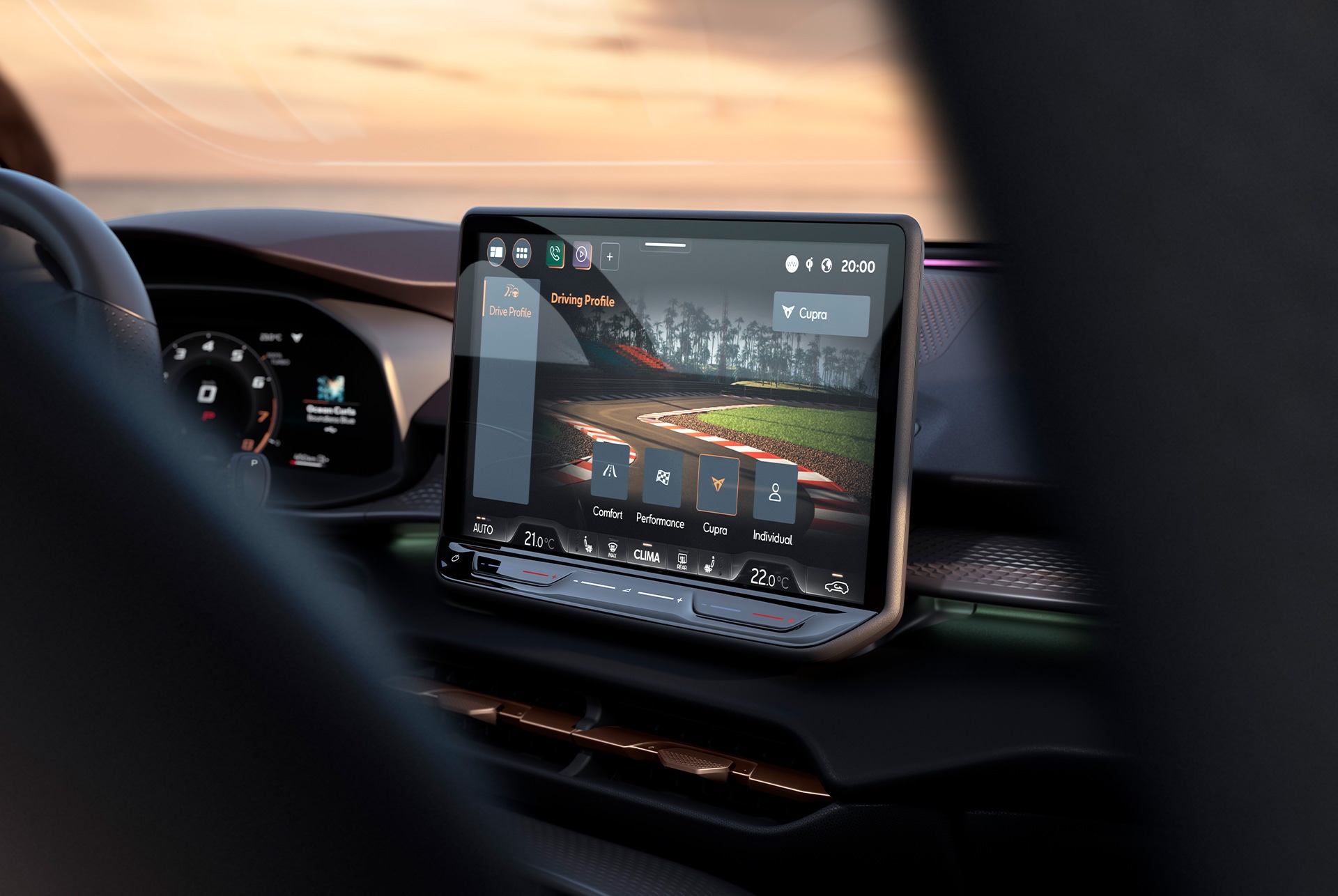 sistema di infotainment di cupra terramar da 12,9” con la nuova funzione di regolazione adattiva dell’assetto dcc, che migliora la dinamica di guida grazie alle sospensioni adattive.