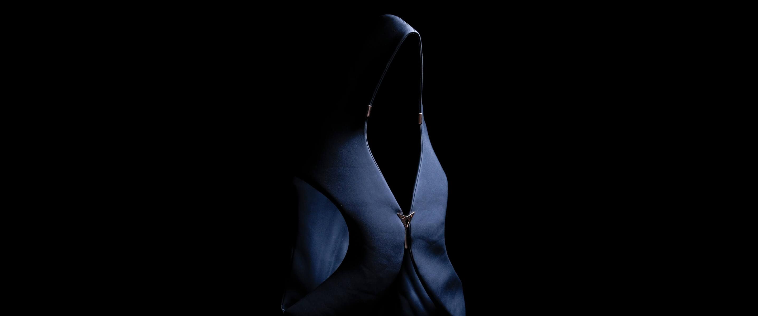 Manifesto di innovazione, questo futuristico prototipo combina un gilet con cappuccio e uno zaino integrato, creando un capo audace che anticipa la prossima collezione di borse MAM x CUPRA.  Le texture parametriche sottopelle animano le superfici a stretto contatto con il corpo, mentre uno strato esterno di neoprene ne esalta la forma scultorea.  Questo pezzo di tendenza combina l'attitudine provocatoria di MAM con l'ossessione per il design di CUPRA.  Come CUPRA, nata per seguire la propria strada, MAM nasce per chi non si uniforma, chi crea il proprio percorso.