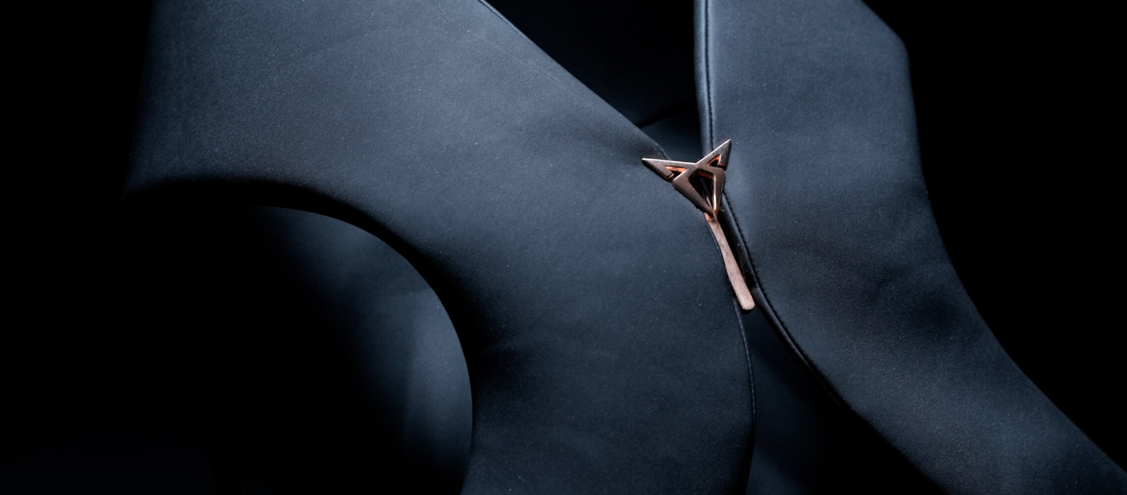 Progettata per i ribelli, gli innovatori, per chi ama le sfide e i sognatori, questa collezione di gioielli unisex combina uno dei metalli più rari e non convenzionali del pianeta, il rutenio, con il rame e l'oro rosa. Progettata per i ribelli, gli innovatori, per chi ama le sfide e i sognatori, questa collezione di gioielli unisex combina uno dei metalli più rari e non convenzionali del pianeta, il rutenio, con il rame e l'oro rosa.