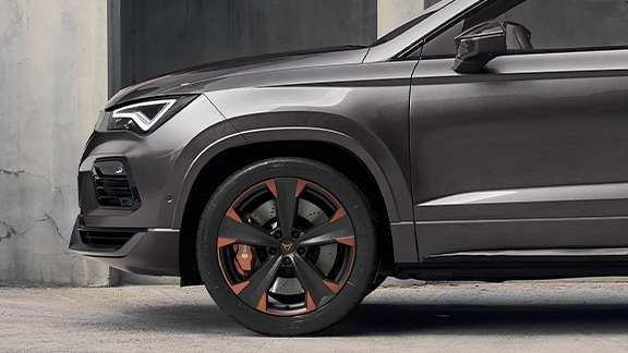 CUPRA Ateca con cerchi sportivi da 19 pollici e pinze Brembo Calipers.