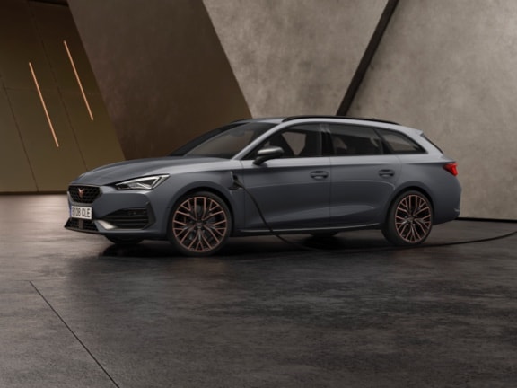 sistema di ricarica della nuova CUPRA Leon Sportstourer e-HYBRID Family la station wagon sportiva in grigio grafene