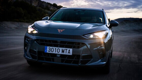 Front view of the CUPRA Terramar VZ in Dark Void colour with Matrix LED headlights on.