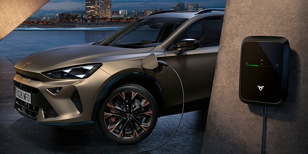 Vettura ibrida Cupra Formentor 2024 in century bronze matt in carica con caricatore a muro