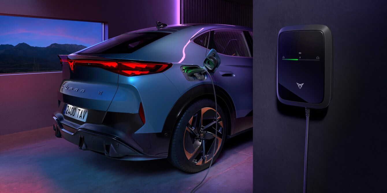 Caricatore da muro per vettura elettrica Cupra Born 2024, parte posteriore del veicolo, luci posteriori rosse, logo Cupra